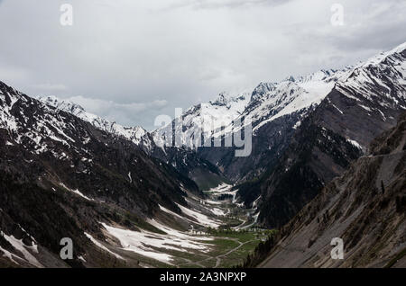 Au début de l'été magnifique vue sur le paysage de l'Himalaya et la vallée de Sonmarg Zoji La Pass, Srinagar - Leh Route Nationale, le Jammu-et-Cachemire, l'Inde Banque D'Images