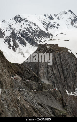 Belle vue sur le paysage de l'Himalaya et les routes sinueuses de Zoji La Pass, Srinagar - Leh Route Nationale au Jammu-et-Cachemire, l'Inde Banque D'Images