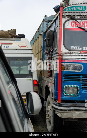 Les embouteillages et extrêmement proche croisement de camions et de véhicules en raison de stationnement anarchique à Point Zéro, Srinagar - Route De Leh, Jammu-et-Cachemire Banque D'Images