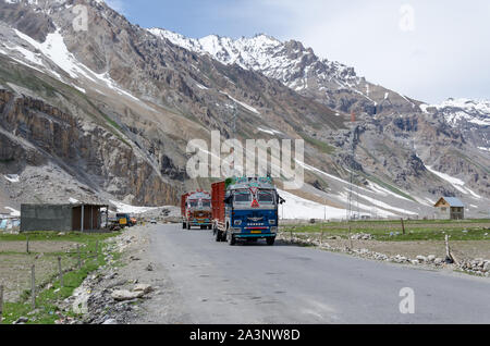 Camions sur la belle Srinagar - Leh Route Nationale avec fond de montagnes, Ladakh, Inde Banque D'Images