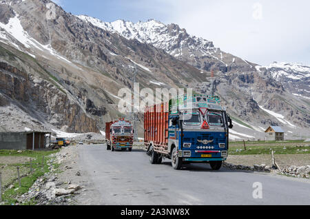 Camions sur la belle Srinagar - Leh Route Nationale avec fond de montagnes, Ladakh, Inde Banque D'Images