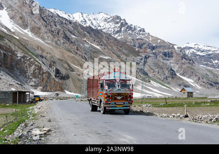 Camions sur la belle Srinagar - Leh Route Nationale avec fond de montagnes, Ladakh, Inde Banque D'Images