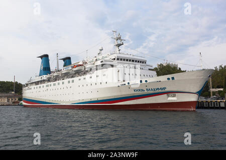 Sébastopol, en Crimée, la Russie - 24 juillet 2019 - navire à passagers, le Prince Vladimir dans le Port de Sébastopol, en Crimée, sur la mer Banque D'Images