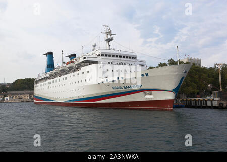 Sébastopol, en Crimée, la Russie - le 24 juillet 2019 : le Prince Vladimir à l'embarcadère du Port de Sébastopol, en Crimée, sur la mer Banque D'Images