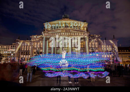 Berlin, Allemagne. 09Th Oct, 2019. La salle de concert sur la Gendarmenmarkt est éclairé à la fête des lumières de 'Berlin brille'. Credit : Britta Pedersen, Paul Zinken/dpa/Alamy Live News Banque D'Images