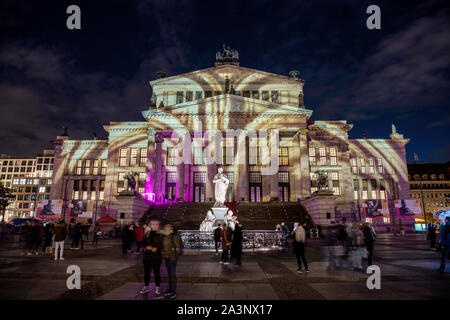 Berlin, Allemagne. 09Th Oct, 2019. La salle de concert sur la Gendarmenmarkt est éclairé à la fête des lumières de 'Berlin brille'. Credit : Britta Pedersen, Paul Zinken/dpa/Alamy Live News Banque D'Images