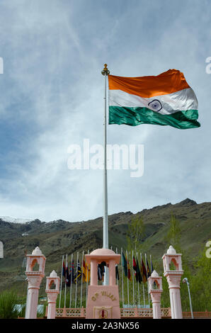 Le drapeau national géant installé par la Fondation du Pavillon de l'Inde au Mémorial de la guerre de Kargil dans les ard, Ladakh, Inde Banque D'Images