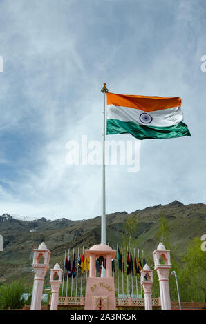 Le drapeau national géant installé par la Fondation du Pavillon de l'Inde au Mémorial de la guerre de Kargil dans les ard, Ladakh, Inde Banque D'Images