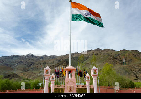 Le drapeau national géant installé par la Fondation du Pavillon de l'Inde au Mémorial de la guerre de Kargil dans les ard, Ladakh, Inde Banque D'Images