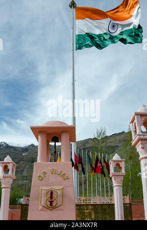 Le drapeau national géant installé par la Fondation du Pavillon de l'Inde au Mémorial de la guerre de Kargil dans les ard, Ladakh, Inde Banque D'Images