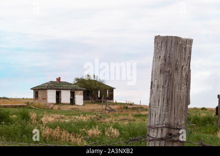 Une maison de ferme et remise (abandonnés dans le centre du Colorado, USA. Banque D'Images