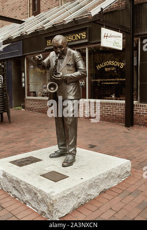 Burlington, Vermont - Septembre 29th, 2019 : Statue de Big Joe Burrell par Chris Sharp sur centre commercial piétonnier Church Street Marketplace Banque D'Images