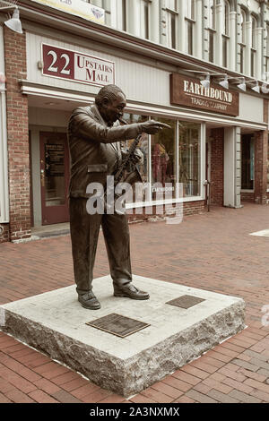 Burlington, Vermont - Septembre 29th, 2019 : Statue de Big Joe Burrell par Chris Sharp sur centre commercial piétonnier Church Street Marketplace Banque D'Images