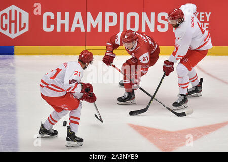 Trinec, République tchèque. 09Th Oct, 2019. L-R JAN ZAHRADNICEK (Trinec), RONALDS KENINS (Lausanne) et DAVID MUSIL (Trinec) en action lors de la Ligue des champions de hockey sur glace : groupe d match HC Ocelari Trinec - Lausanne HC à Trinec, en République tchèque, le 9 octobre 2019. Photo : CTK Jaroslav Ozana/Photo/Alamy Live News Banque D'Images