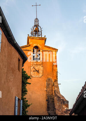 Bâtiments ocres de Roussillon, France Banque D'Images