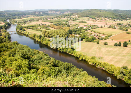 Vue sur la vallée de la Dordogne de Domme en Dordogne en Aquitaine, France Banque D'Images