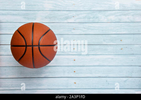 Un terrain de basket-ball sur le plancher en bois en arrière-plan Banque D'Images