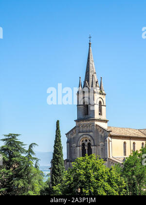 Église de village perché de Bonnieux, Provence, France Banque D'Images