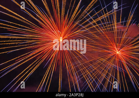 Brillante et multi - fireworks colorés sur fond de ciel nocturne Banque D'Images