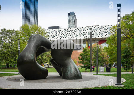 Le sculpteur Henry Moore ' deux grandes formes' dans le parc de la Grange de l'Art Gallery of Ontario à Toronto, Ontario, Canada Banque D'Images