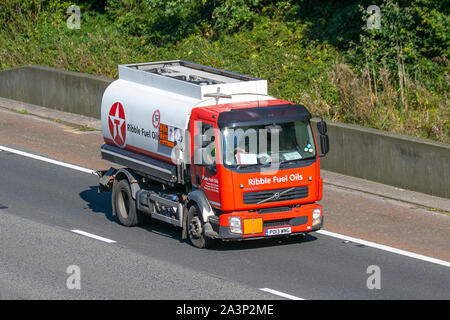 Mazouts Ribble ; transport en vrac les camions de livraison, transport, camion, transport, camion, cargo, véhicule Volvo, livraison, transport, industrie, transport de la chaîne d'approvisionnement, sur la M6 à Lancaster, UK Banque D'Images