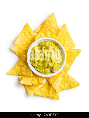 Croustilles de maïs et d'avocat trempette. Chips tortilla et guacamole jaune isolé sur fond blanc. Banque D'Images