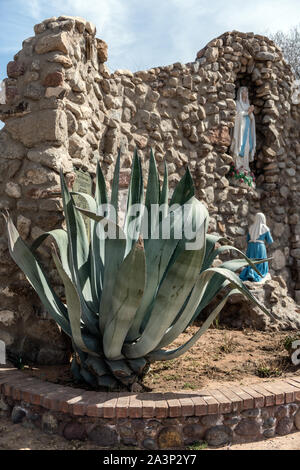 L'extérieur de la grotte petite chapelle de San Elizario, fondée en 1789, est souvent confondu avec une mission espagnole, puisqu'il se trouve tout près de deux missions dans les environs de El Paso, Texas Banque D'Images