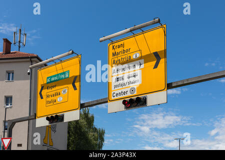 La signalisation routière à Ljubljana, Slovénie, montrant la direction de la route périphérique de Ljubljana, Koper, Croatie, Italie, Kranj, Maribor, l'Autriche, centre-ville, de l'aéroport Banque D'Images