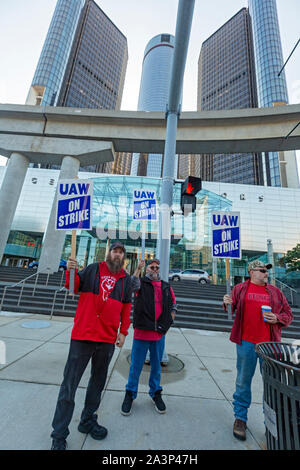 Detroit, Michigan, USA - 9 octobre 2019 - Les membres de l'United Auto Workers piqueté le siège de General Motors dans le centre de la Renaissance dans la quatrième semaine de leur grève contre GM. Les principales questions de la grève : fermeture d'usine, les salaires, la structure de rémunération à deux vitesses, les travailleurs temporaires, et les soins de santé. Crédit : Jim West/Alamy Live News Banque D'Images