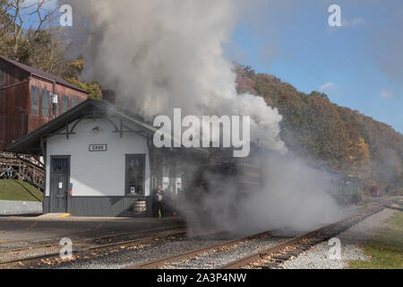 La fumée d'une locomotive d'exploitation forestière de près de masque le depot à Cass Scenic Railroad State Park à Cass, West Virginia Banque D'Images