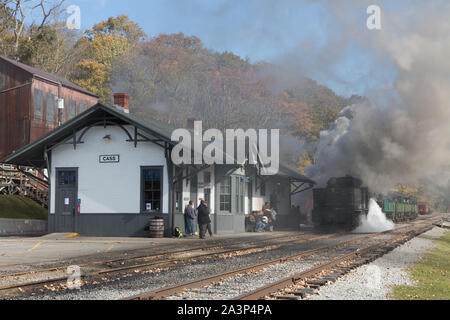 La fumée d'une locomotive d'exploitation forestière de près de masque le depot à Cass Scenic Railroad State Park à Cass, West Virginia Banque D'Images