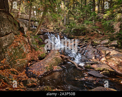 Faible niveau d'eau s'écoulant sur Potts Falls à Bracebridge (Ontario) dans la photo prise un jour de l'automne Octobre une fraîche. Banque D'Images