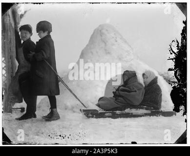 La neige à Jérusalem en 1921. Les enfants Les enfants en tirant sur un traîneau Banque D'Images