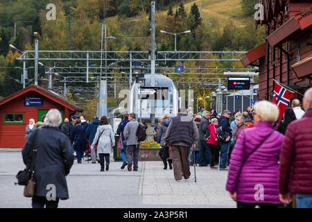 Passagers attendant le train de Flam Myrdal. Flam, la Norvège. Banque D'Images