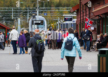 Passagers attendant le train de Flam Myrdal. Flam, la Norvège. Banque D'Images