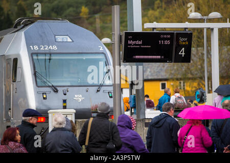 Passagers attendant le train de Flam Myrdal. Flam, la Norvège. Banque D'Images