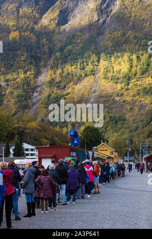 Passagers attendant le train de Flam Myrdal. Flam, la Norvège. Banque D'Images