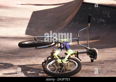 La location se trouve près d'une colline descente en skate park sur une journée ensoleillée Banque D'Images