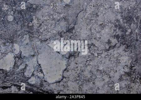 Blanc et gris, granit, calcaire, ou avec surface en travertin naturel organique noir au hasard des rayures sur la surface bosselée. Banque D'Images