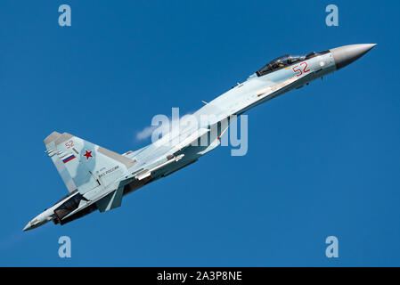 Un Sukhoi Su-35 jet de combat de la Force aérienne russe d'effectuer un vol de démonstration au cours du salon aéronautique MAKS 2019 à Moscou. Banque D'Images