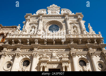 Façade baroque de la Basilique de Santa Croce (église de la Sainte Croix) sur la Via Umberto I à Lecce, Puglia (Pouilles) dans le sud de l'Italie Banque D'Images