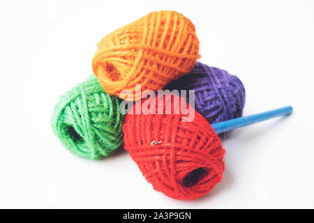 Un morceau de pelote de laine à tricoter avec des aiguilles à tricoter et un Banque D'Images