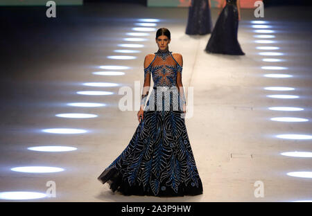 Beyrouth, Liban. 9 octobre, 2019. Un modèle présente une création de la marque de mode La Bourgeoisie libanaise pendant la 'Designers & Marques' fashion show à Beyrouth, Liban, le 9 octobre 2019. Credit : Bilal Jawich/Xinhua/Alamy Live News Banque D'Images