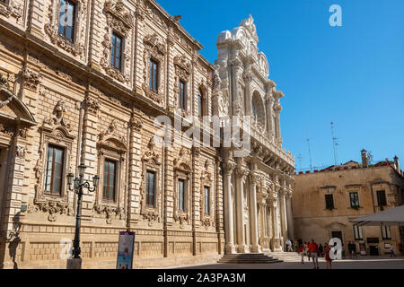 Le Palazzo del Governo et la Basilique de Santa Croce (église de la Sainte Croix) sur la Via Umberto I à Lecce, Puglia (Pouilles) dans le sud de l'Italie Banque D'Images