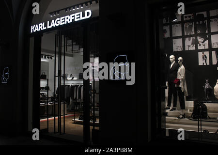 Karl Lagerfeld Shop à München de nuit, Theatinerstraße. Banque D'Images