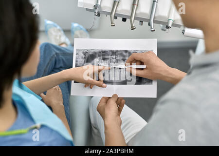 Pretty woman de dents de traitement dans une clinique dentaire Banque D'Images