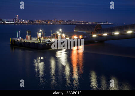 Le terminal de ferry de Woodside à Birkenhead éclairés la nuit, avec l'horizon de la ville de Liverpool sur la Rivière Mersey Banque D'Images