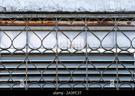 Grille de sécurité décoratifs en métal sur la fenêtre de microtraumatismes répétés et en forme de coeur un détail de l'ancienne paroi fissurée émietté Banque D'Images