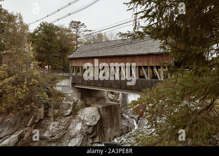 Pont couvert de Quechee surplombant la rivière Ottauquechee Falls dans le New England ville de Quechee, New York Banque D'Images