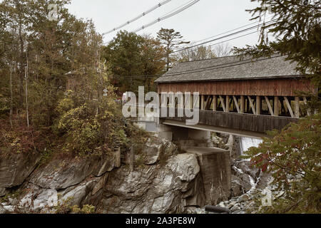 Pont couvert de Quechee surplombant la rivière Ottauquechee Falls dans le New England ville de Quechee, New York Banque D'Images